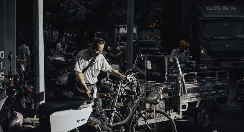 很久以前，摆摊时和一个修自行车的师傅挨着。有个看起来挺像样的40多岁男子来修车，