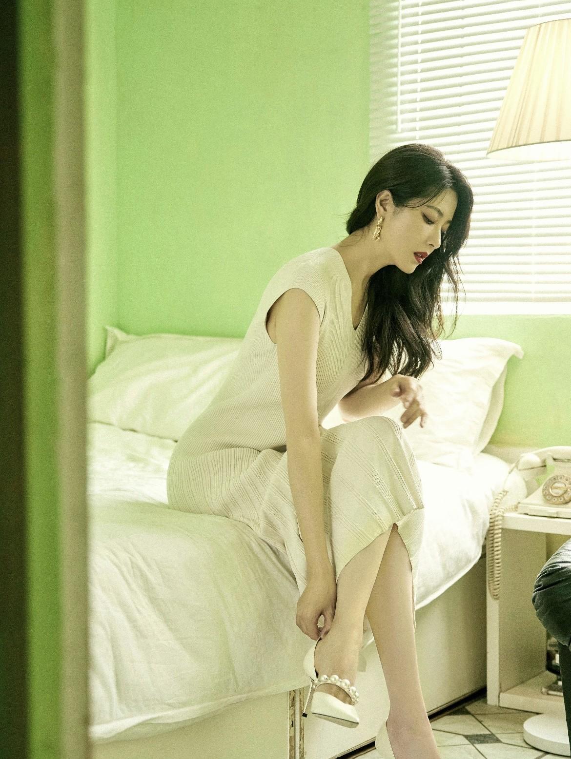 Zeng Li，171cm，轻抚珠履鞋。