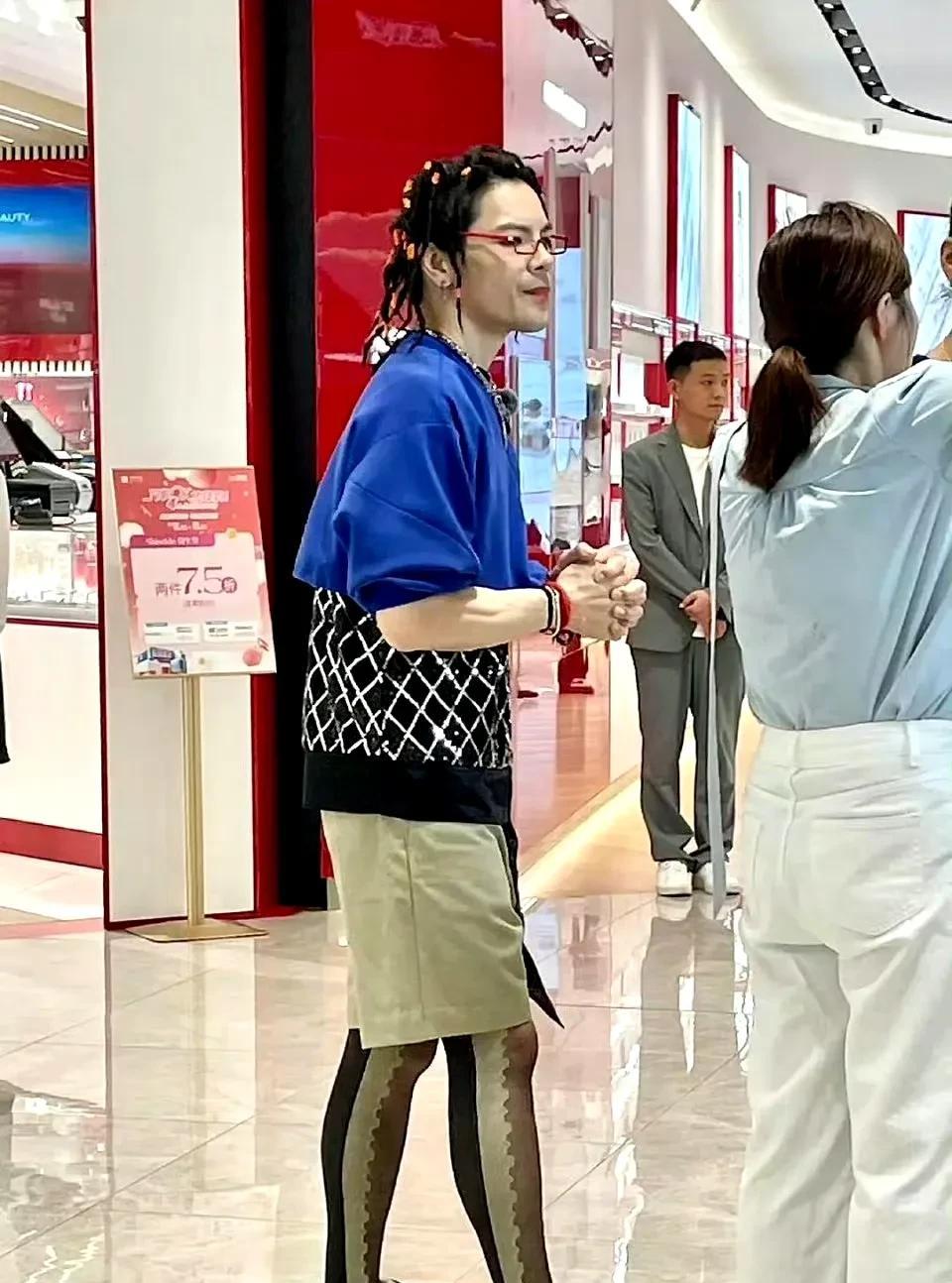 感觉向佐是不是受了什么刺激？
没有任何不敬的意思哈，从网上流出的照片来看，向佐这