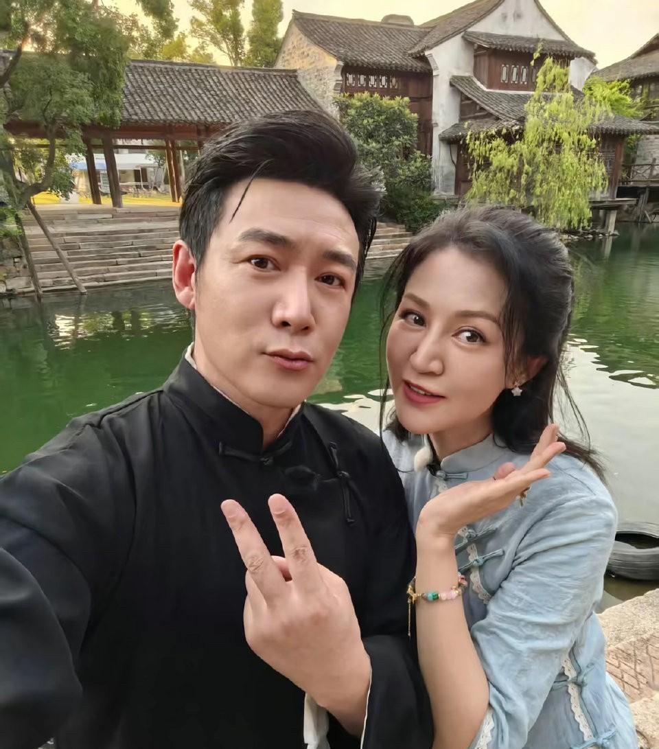 鲍蕾家庭和睦
老公听话，孩子争气，我一点也不羡慕不起来，因为她活得太累了，陆毅负