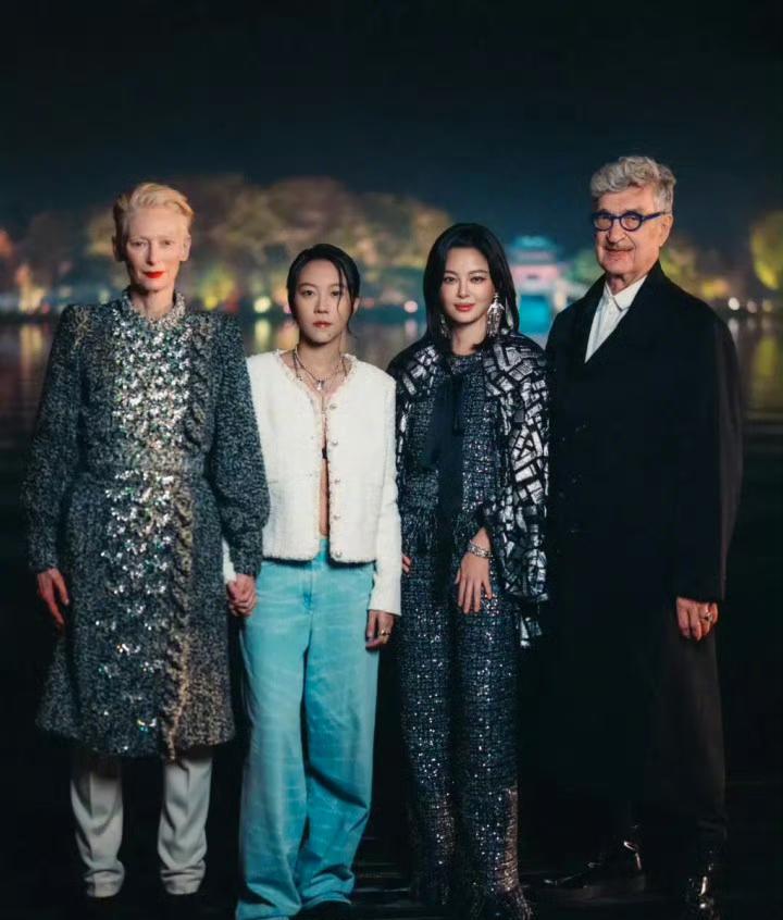 窦靖童才是天选的“歌二代”，父亲窦唯和母亲王菲都是音乐人，8岁跟着后爸李亚鹏，现