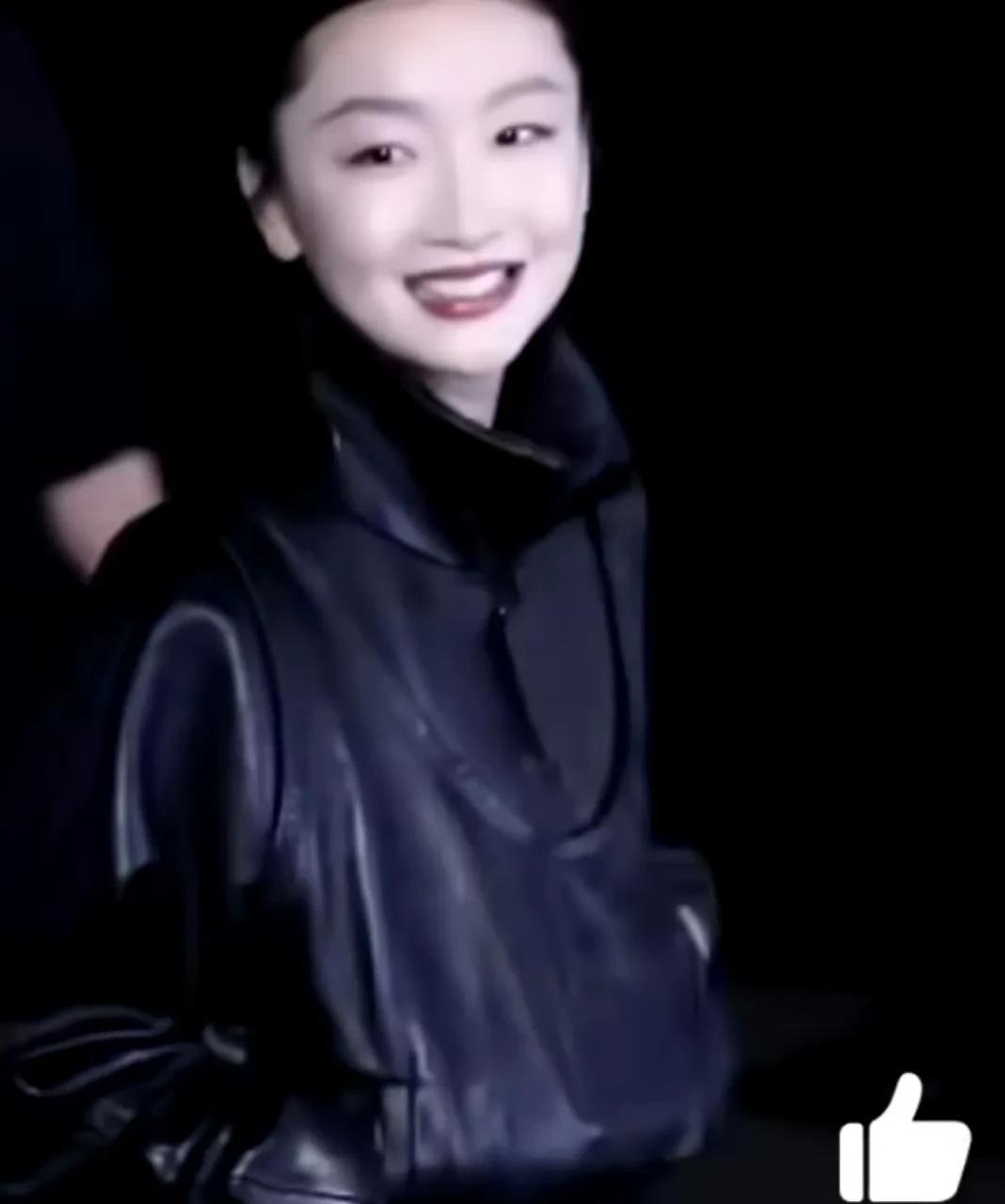 周冬雨本来笑着上台，结果一想到自己穿得酷酷的，一秒憋笑[呲牙]
周冬雨最近真的漂