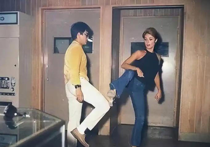 1968年，绝色女星莎朗·塔特聘请年轻帅气的李小龙，当自己的私人教练，李小龙时常