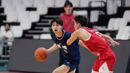 今年U19预赛有多名广东籍球员在省外效力，汕尾籍后卫与杨溢对攻