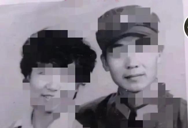 老窄回应他为什么当的是武警，结果又被网友打脸了。
老窄为了证明自己确实是穿过橄榄