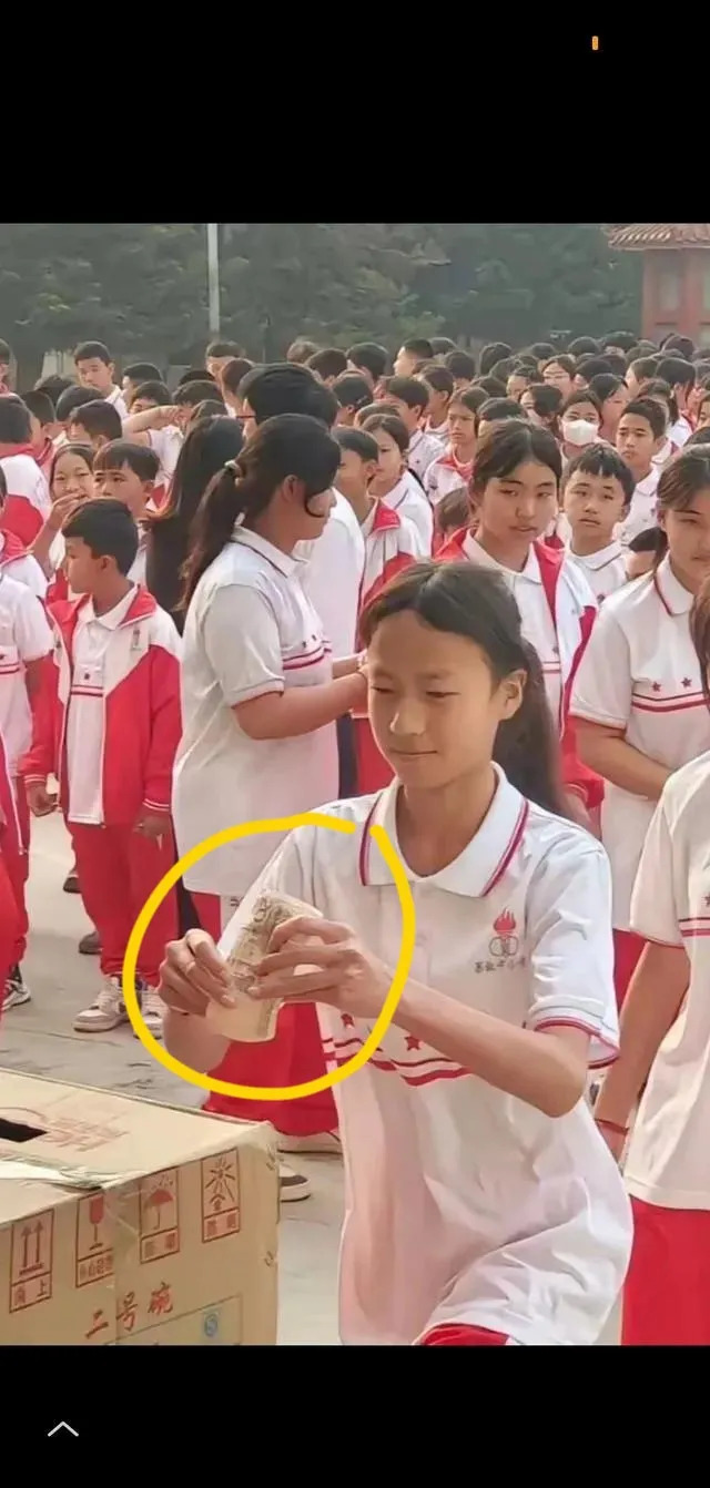 果敢地区用人民币捐款











缅甸地震，果敢中学生捐款给曼德勒，竟