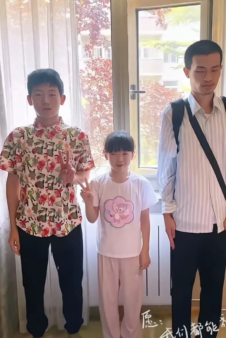韦神不愧是韦神，与外甥，外甥女照相都那么与众不同[捂脸]



韦神：两个