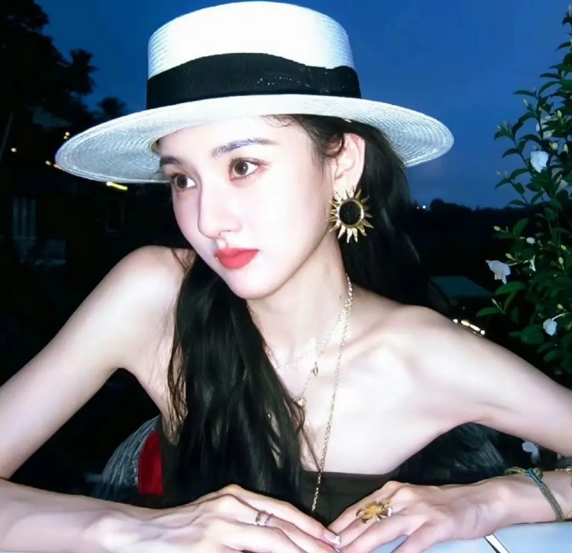 不是吧，宋祖儿这是什么逆天运气啊？
昨晚十一点又被人举报了税务问题！
而且这个人