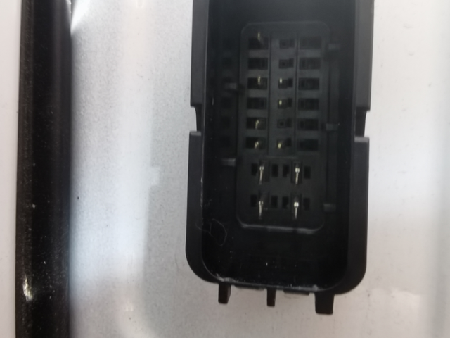 新车漏装了一个喇叭怎么找4儿子店要补偿
第四代帝豪旗舰版，应该要有6个喇叭的，但