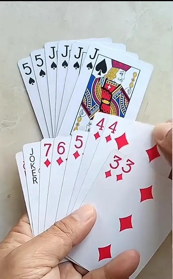 一对王在手，这牌还有赢牌的机会吗？
对手明牌了，炸弹四个J，一对5。
自己只有一