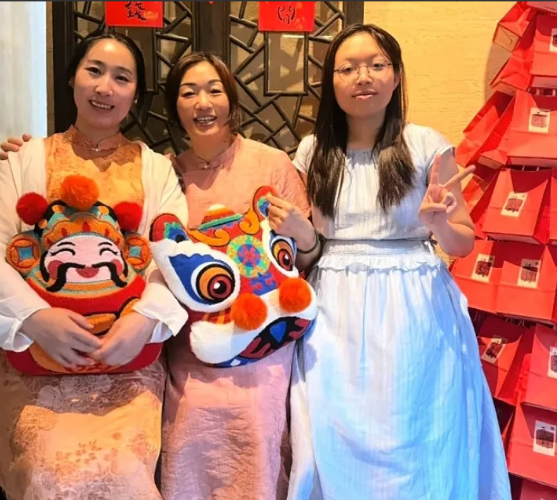 谢浩男妈妈现在真是幸福哦，直播带货挣💰后又在杭州吃喝玩乐。“艺达”带着许健华和