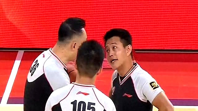 得上诉！杜锋怒喷主裁闫军，全场7T争议太大，驱逐胡明轩成转折点