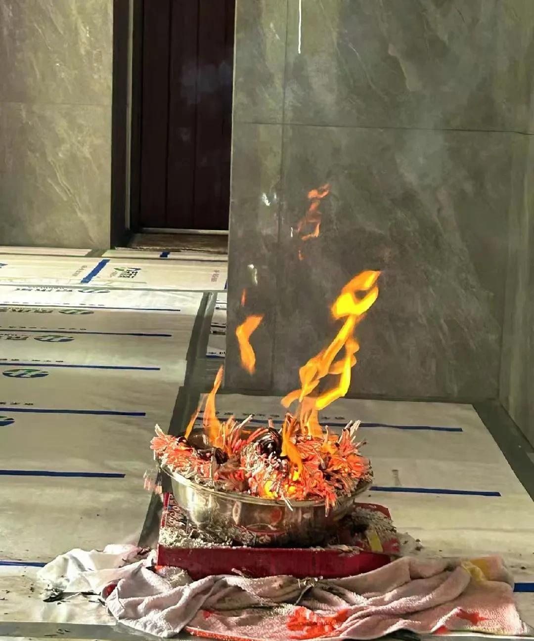 村里老人不在了，
昨天让邻居通知我三天后去帮忙抬棺，
我父亲今年六十多岁了，
抬