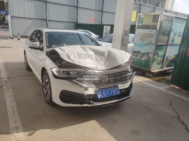 刚好一年的速腾的现状
追尾后的现状，50 码的速度，气囊全爆，索性得是人没事，就