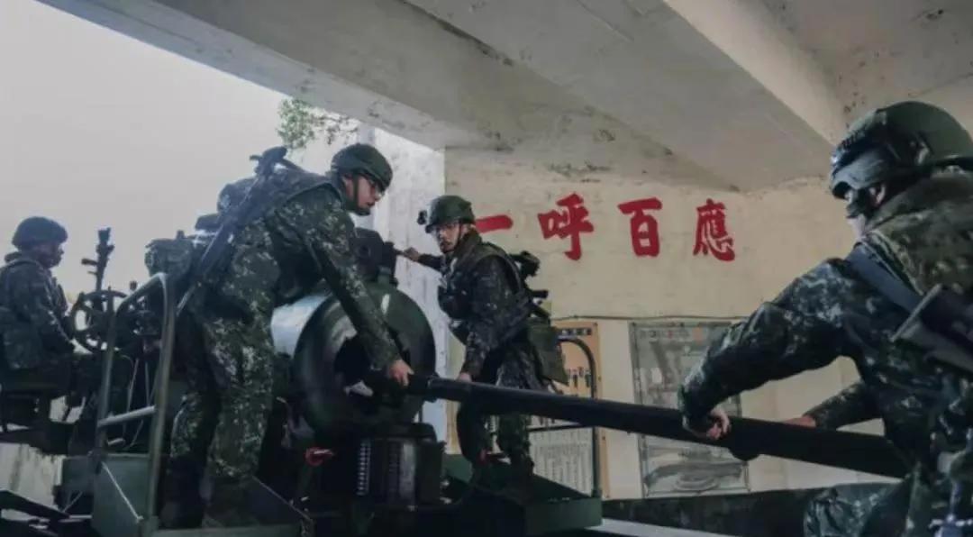 近日，台军竟然把坦克布置在金门大桥，这是胆大妄为，直接对准我们这边，大陆直接出动