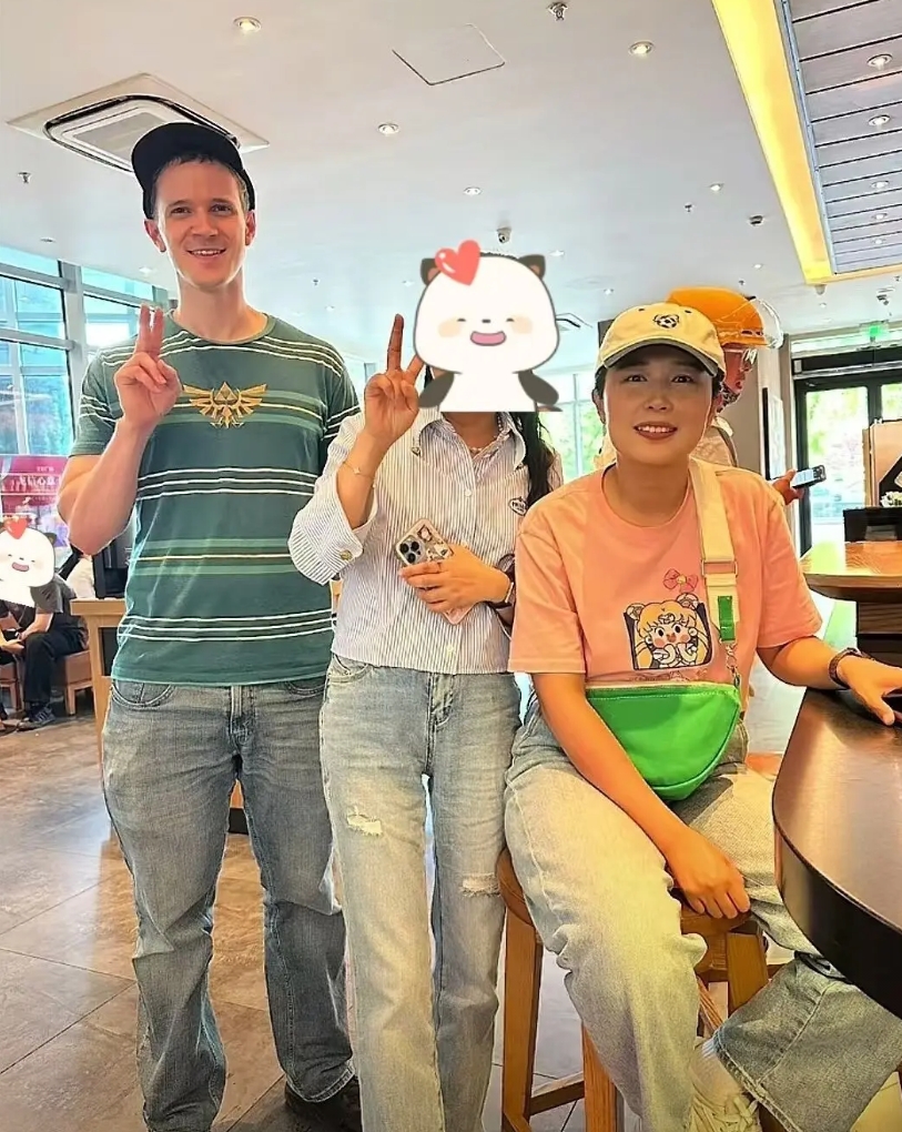 咖啡店遇到小黄和安呈旺！小黄的个子很高啊，这件粉色t恤也好看，网友透露，小黄本人