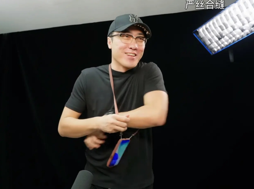 真的看笑了，王自如直播开箱iPhone17，体验了苹果那个卖四百多的挂绳，他自己