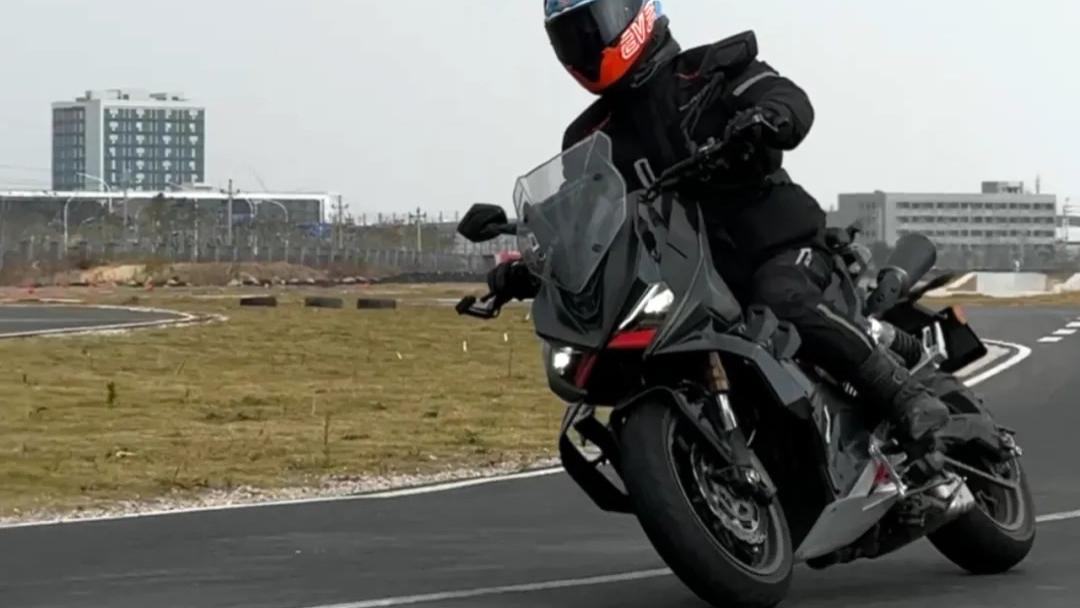 极速190+！地表最强双缸踏板，钱江Dragster 700正在测试中