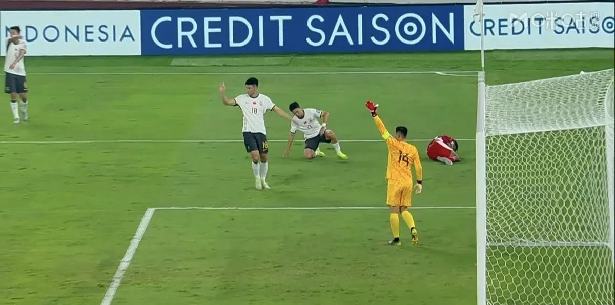 0：1！中国男足上半场丢球了！
     今晚，中国男足在2026美加墨世界杯亚