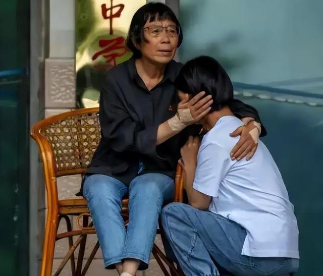 1995年，张桂梅丈夫去世。一天一位女老师摸了摸她的肚子，惊讶的说：“你肚子圆鼓