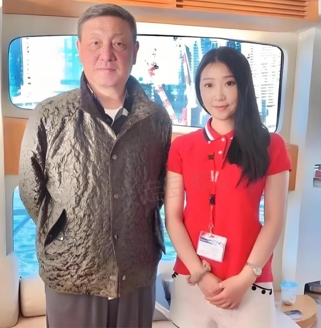 看歌手韩磊和粉丝的合影，手都放哪了？
右图他是立正站着，手放胯部两边了；左图的他