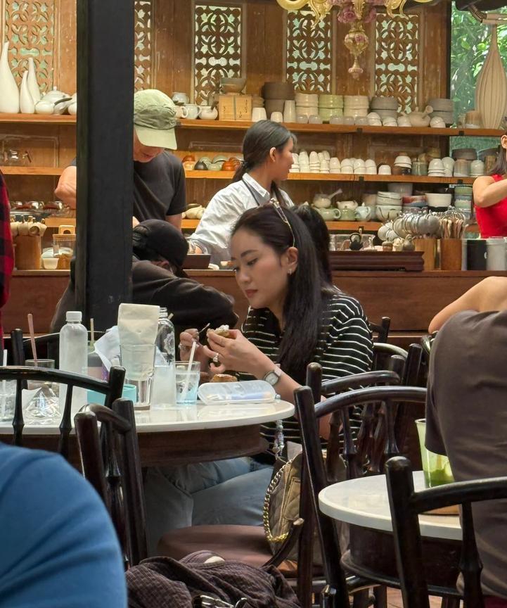 我闺蜜在泰国街头亲眼见过佩通坦
她说了一个大实话
说近距离接触跟网上看差距挺大的