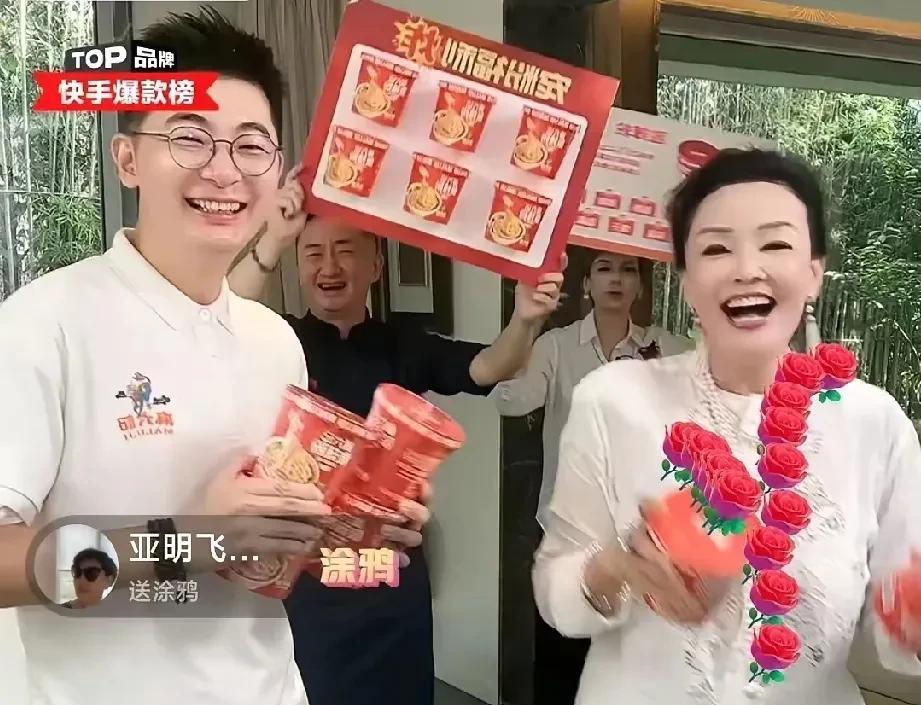 #分享城市新鲜事#
又看到了张兰灿烂的笑容了。
一个60多岁的老人，连续直播三天