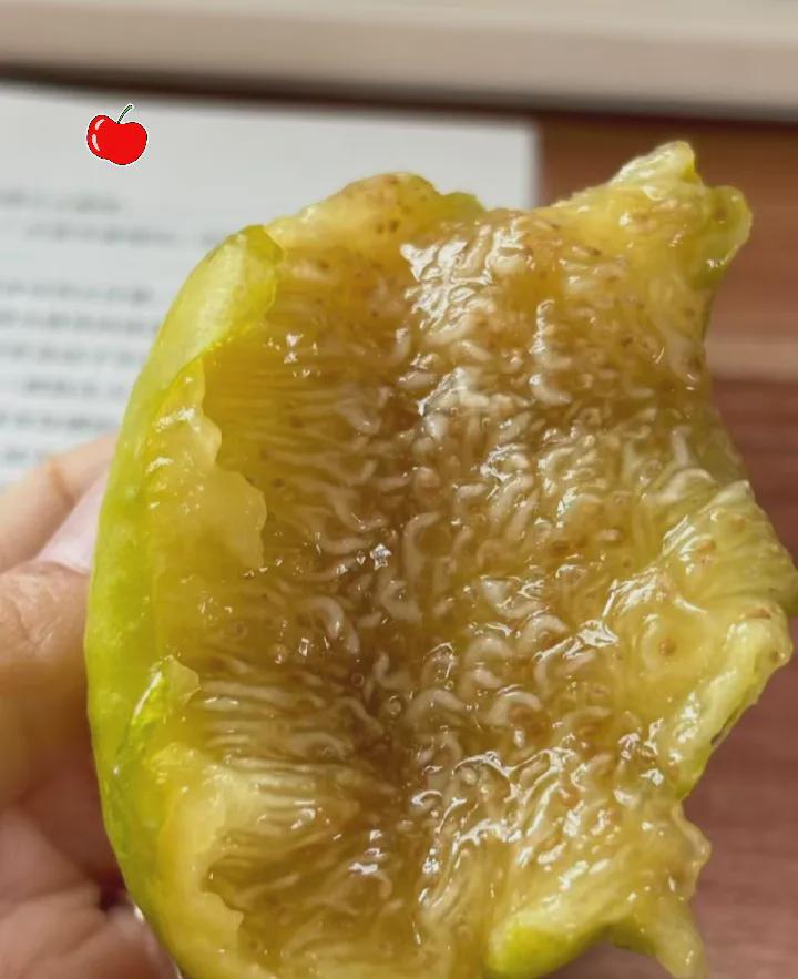 下午休息期间，一位同事神神秘秘地递给我一个水果，说是某种“蜜饯”，味道极佳。我仔