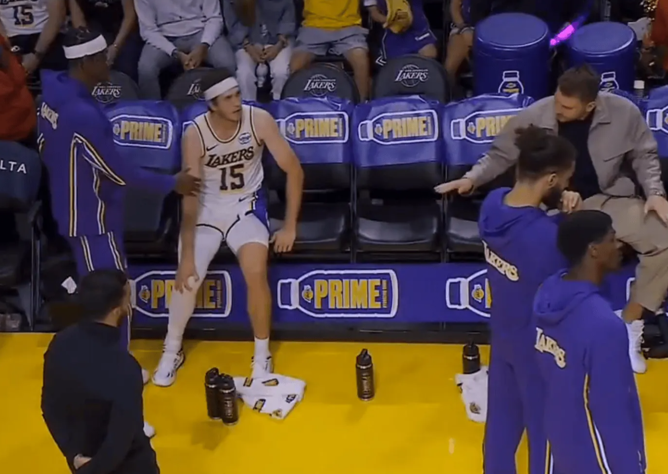 NBA季前赛，湖人对阵勇士的比赛正在进行中。
第三节比赛，里夫斯防守波杰姆斯基崴