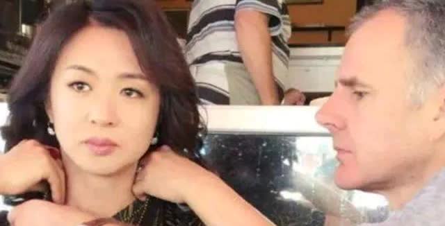 一次节目上，金星爆料了她和老公的夫妻生活：无论我录节目多晚回家，只要是躺在床上，