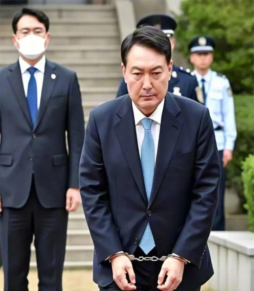韩国前总统伊锡悦还在继续顽强抵抗，韩国警方已经两次通知他到庭讯问均遭到拒绝。
目