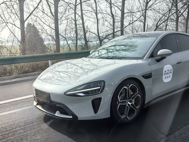 路遇小米SU7测试车，猜测是在测智驾。
河南回安徽的路上，路遇小米测试车顶着限速