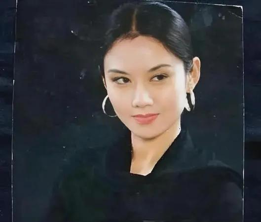 金星跟杨丽萍作为国内两大顶级舞者，个人还是喜欢杨丽萍多一些。
首先杨丽萍的孔雀舞