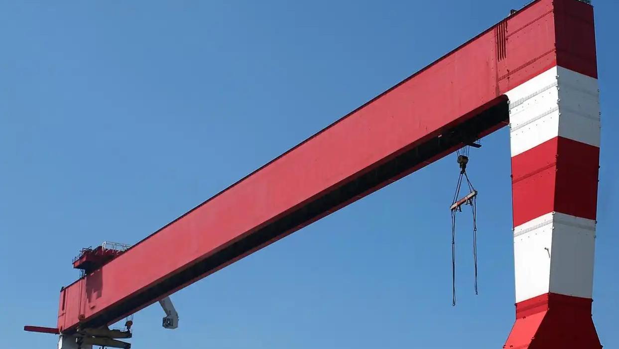 龙门吊防腐刷漆项目竣工 保障设备高效运维