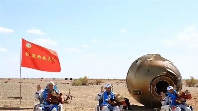 技不如人？为何神十八航天员出舱站不了，美国40年前能直接走路？