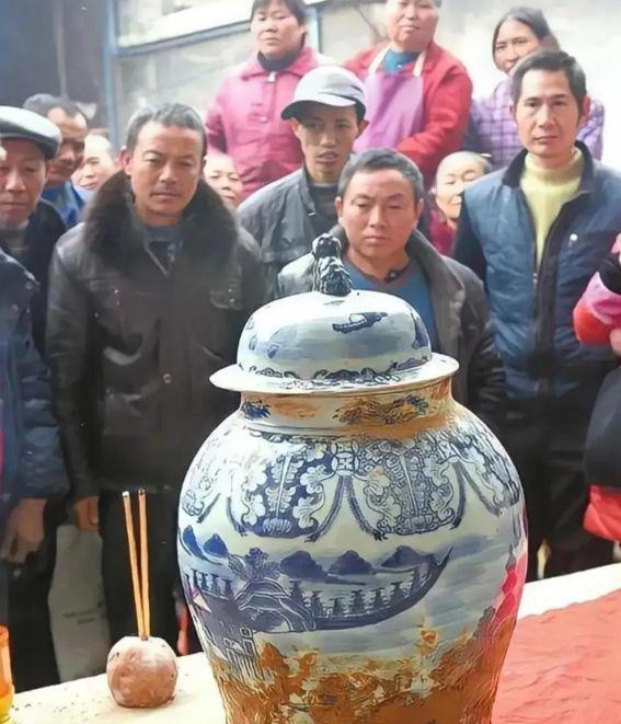 2016年，四川简阳高明乡一农民在迁祖坟时，意外挖出一个装有祖先遗骸的瓷器，经专