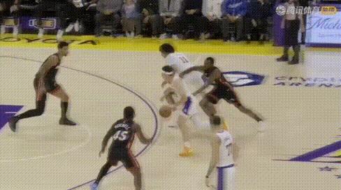 顿宝歇着吧！海斯首节11分（5中5），詹姆斯场边激动不已。
图1-2：先中路接应