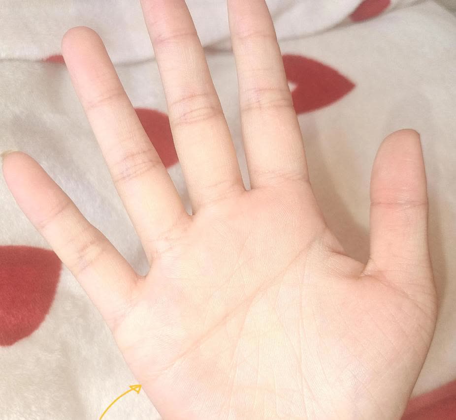 惊了！看手相说我性格直，就因为这条线？
 
家人们，今儿出门碰到个看手相的。