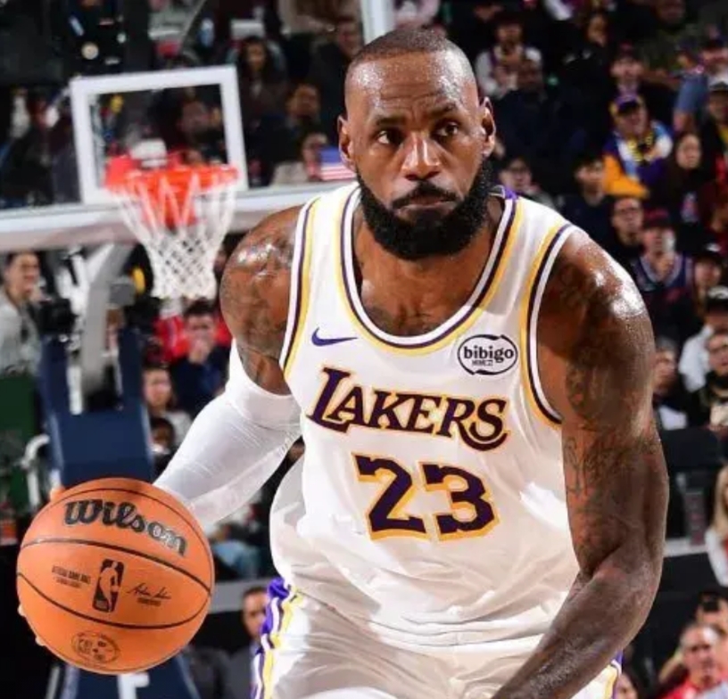 老詹只是慢一点
跳得低一点，体力差一点
但还是很能打的，连续得分上双纪录终结后的