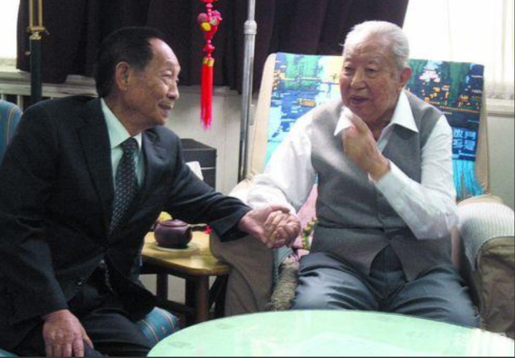 2006年，袁隆平到北京出差时，特意去看了身体欠佳的华国锋，当时华国锋不太愿见客