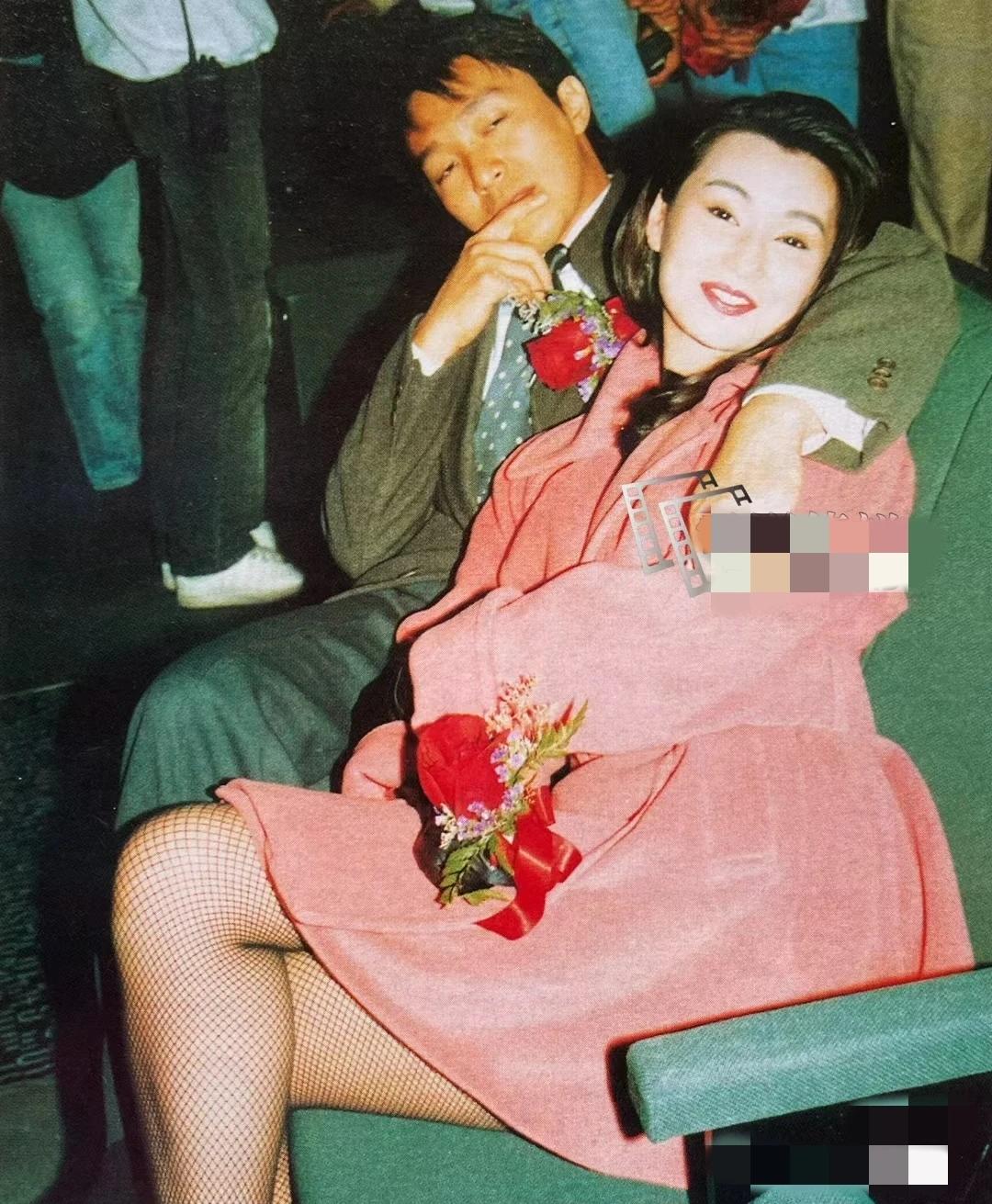 1992年， 风流不羁的周星驰把张曼玉搂在怀里， 张曼玉巧笑倩兮，美目盼兮，放松