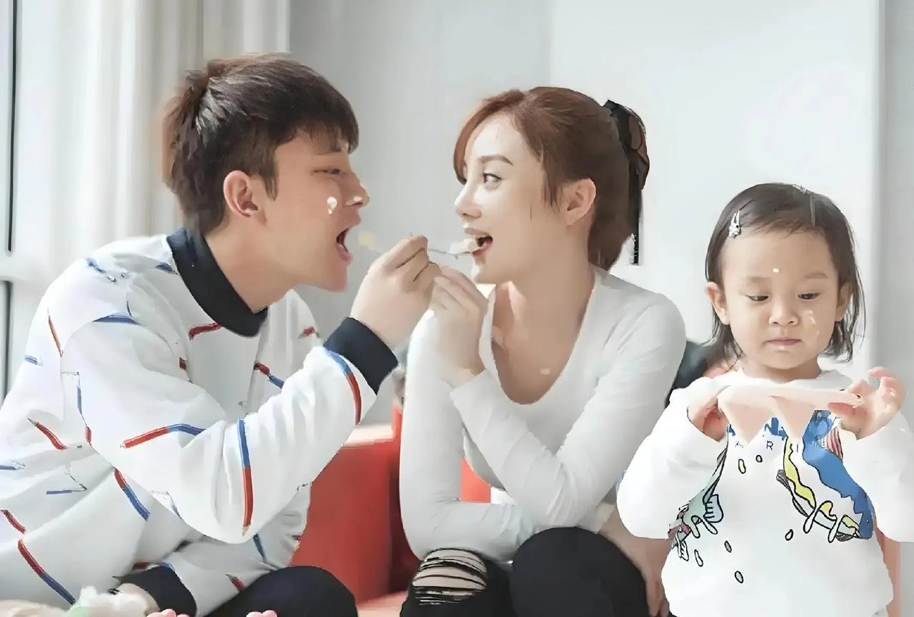 这是甜馨小时候，她和贾乃亮李小璐的照片。她的父母互相喂对方吃东西大秀恩爱，小甜馨