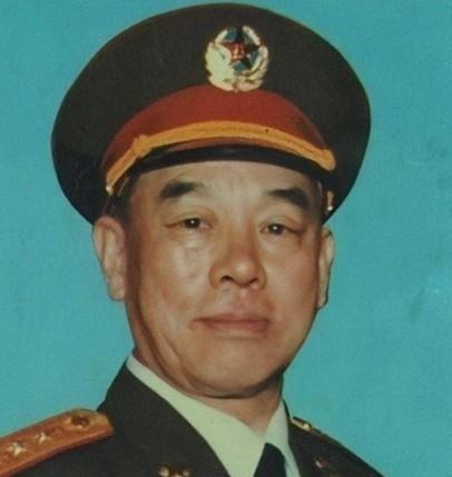 1951年朝鲜战场，志愿军唐满洋已经饿了三天，他趁夜晚摸进了美军阵地，结果上面一