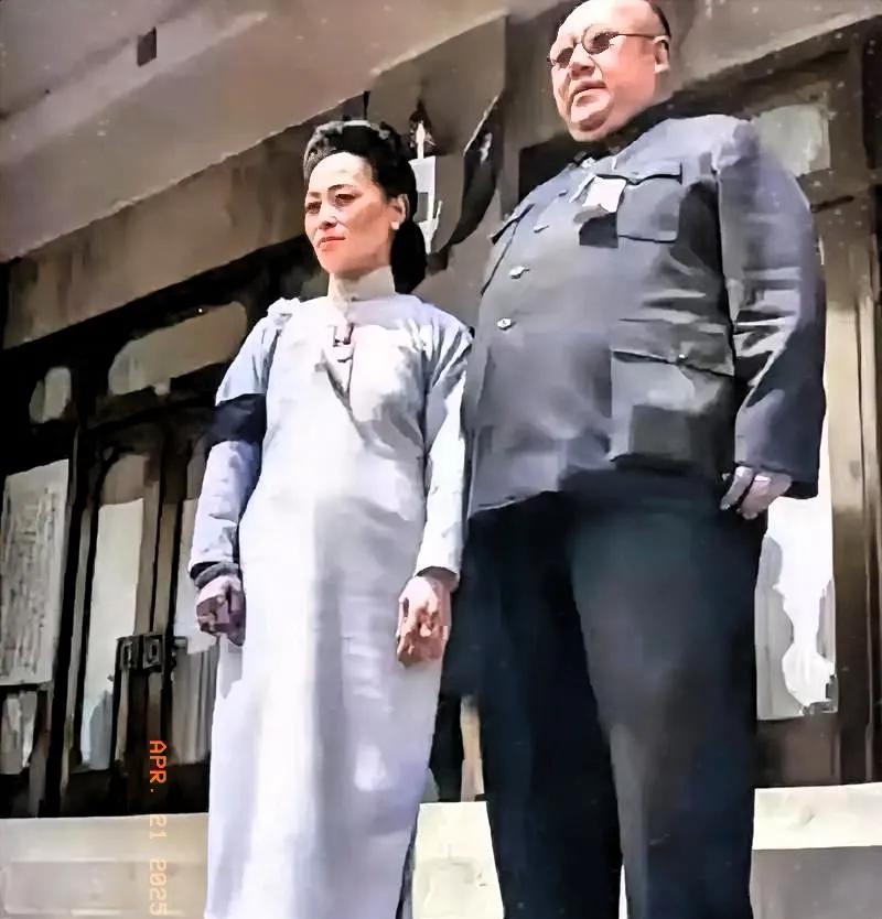 1956年，逃到美国后的马鸿逵，挺着腐败的大肚子，享受着小姨太给他做的奶酪，主政