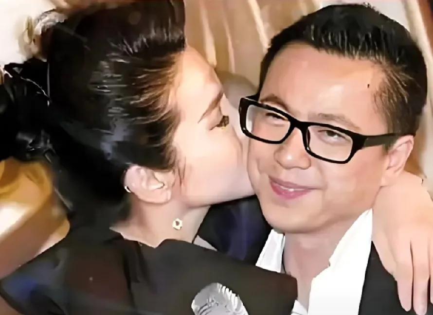 一吻百万
当年，奔驰请李冰冰代言，活动现场李冰冰看中辆200万的奔驰，撒娇问老板