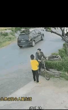 发生在监控视频下“拾机”不昧感人的一幕。
监控视频显示，有一男一女在马路边聊天，
