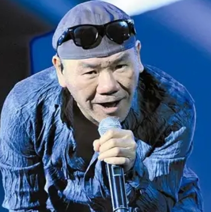 当初，滚石唱片在签下来赵传后，老板在第二天就后悔了，觉得人家长得丑。可没想到，李