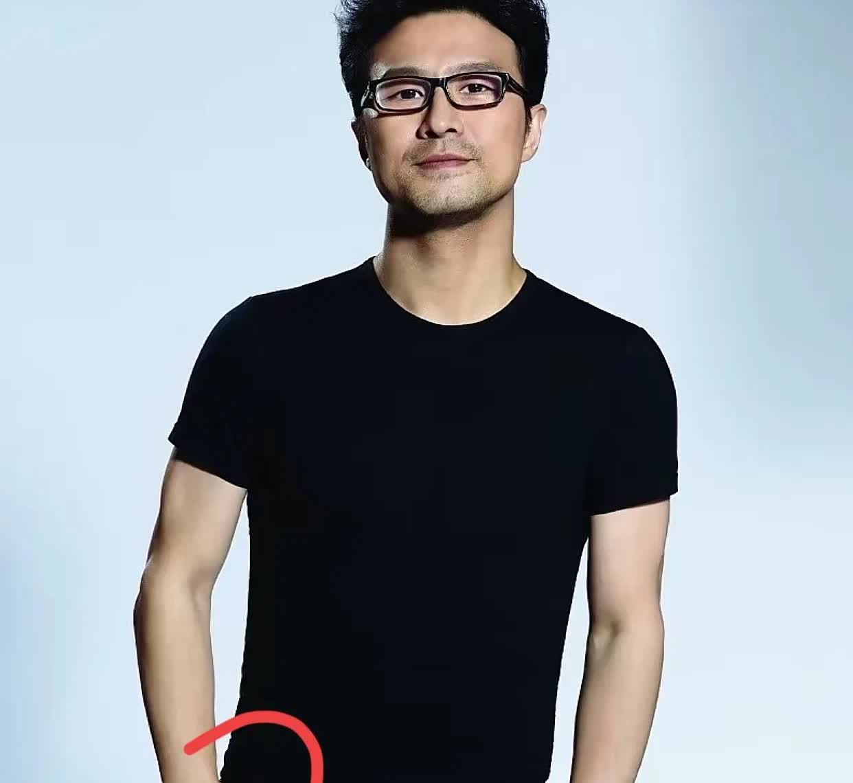 汪峰估计现在后槽牙都咬碎了，
他怎么也想不到，
自己开设的音乐课居然卖不动
