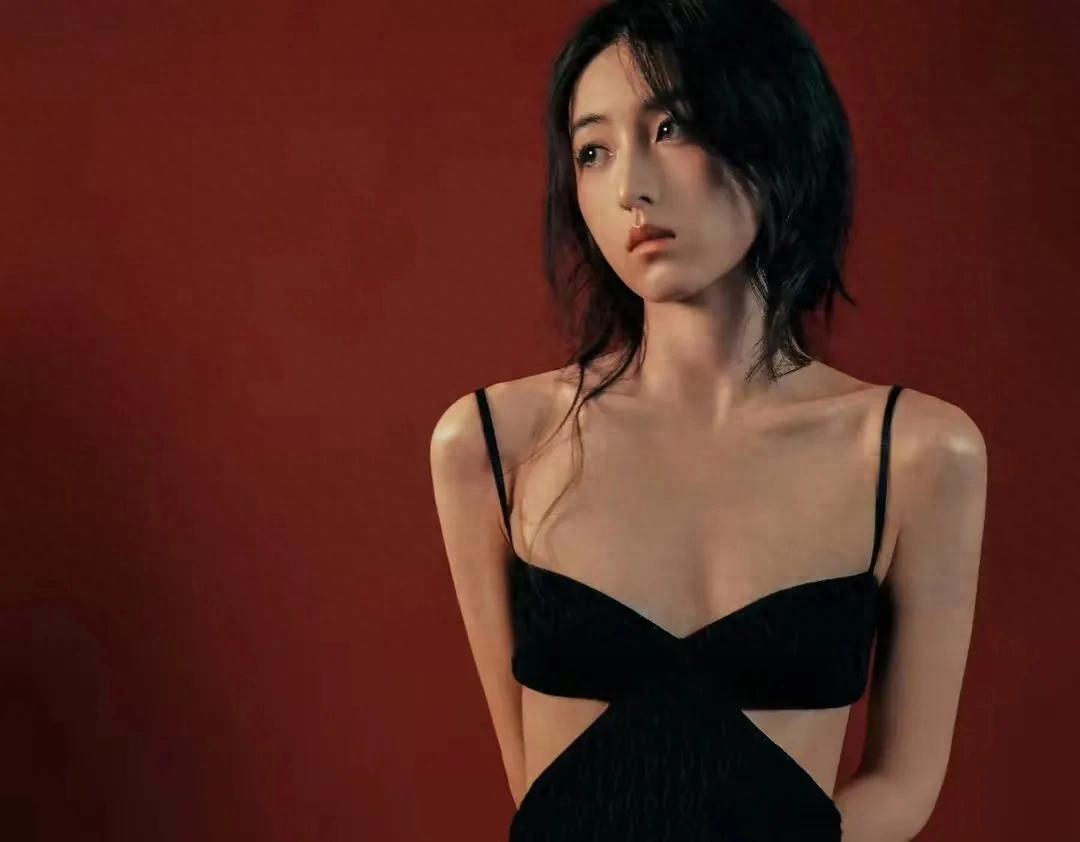 张子枫 黑色吊带长裙，轻盈又婉约，氛围感满满
