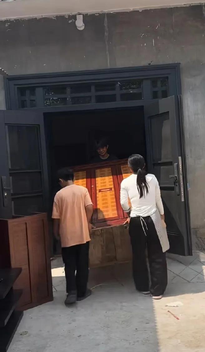 鹏妈搬家居然没有人帮忙，只有他和两个孩子忙活不断，网友觉得不可思议…
搬家是一个